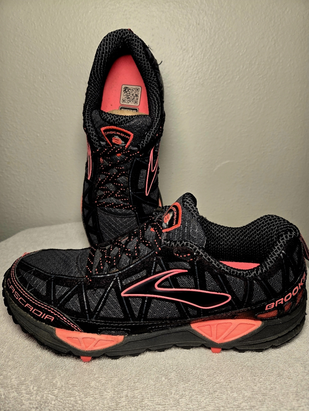Brooks Cascadia 8 Trail Running Shoes Womens Size 9 Black Pink Durable Hiking